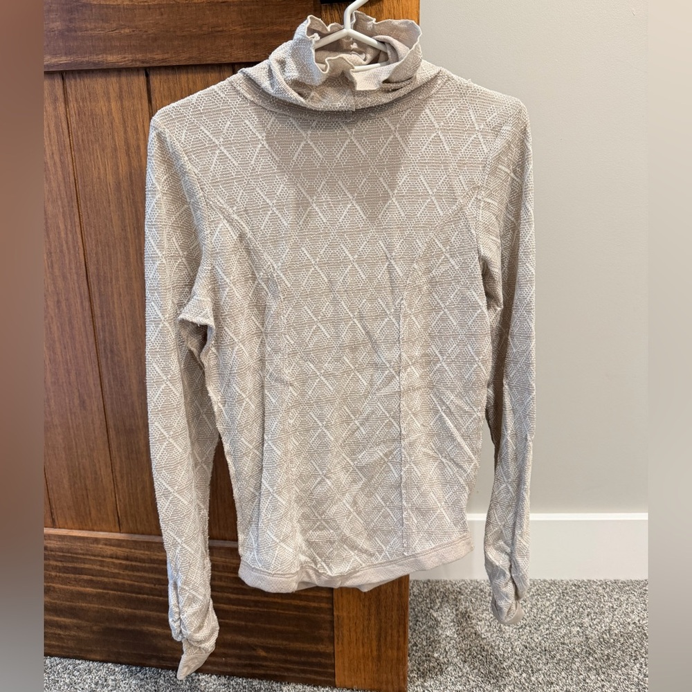 Gimmicks by BKE Cream Jacquard Raw Edge Turtle Neck Blouse Size Small